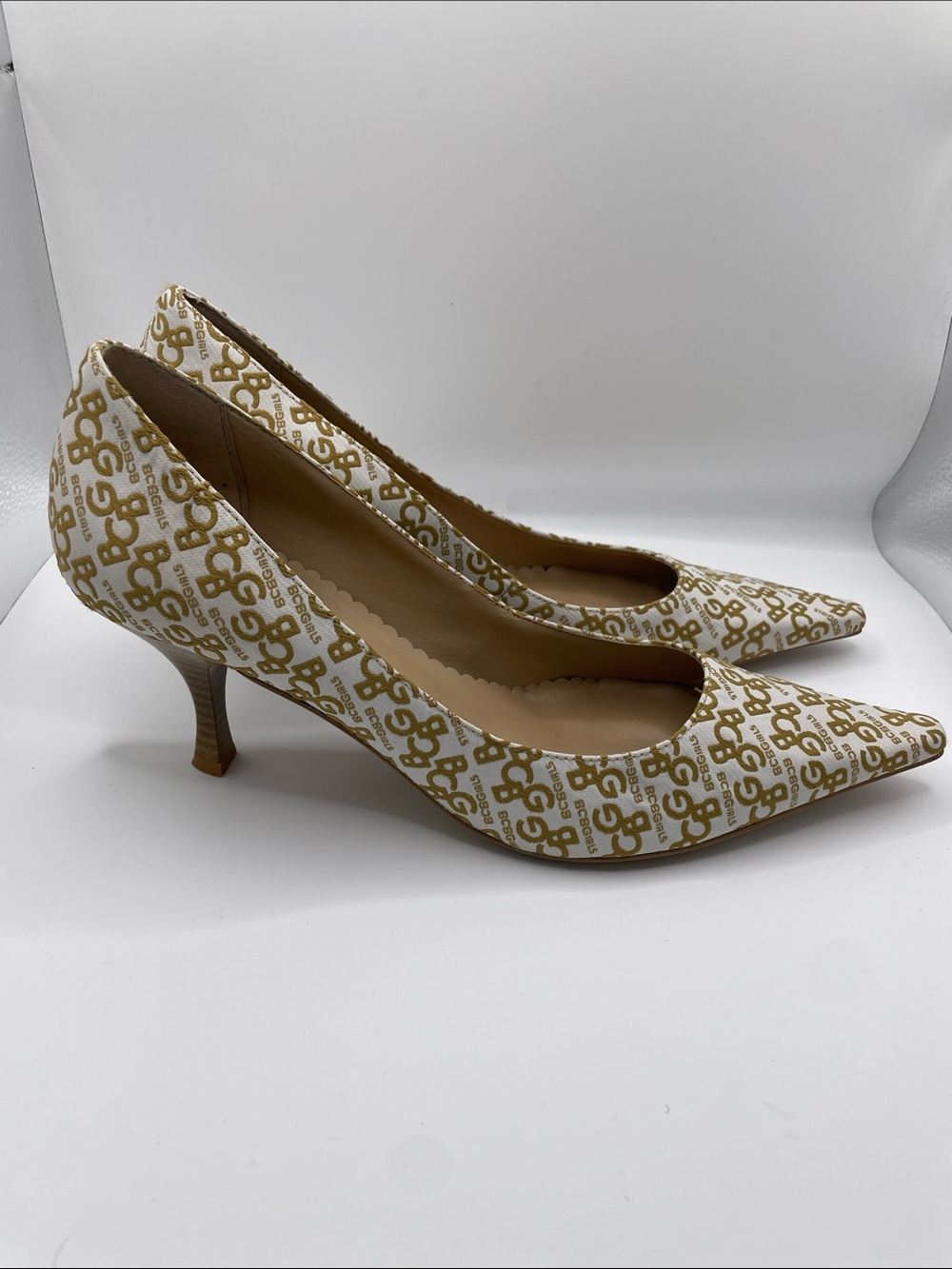 VTG BCBGirls Millennium Natural Logo Fabric Stiletto Pumps Size 9M